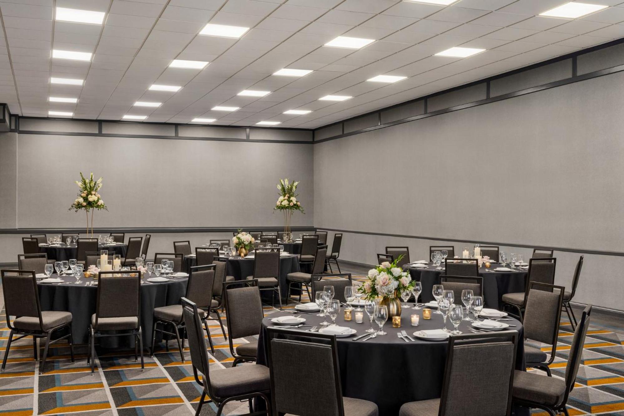 Crowne Plaza Louisville Airport Expo Ctr By Ihg Екстериор снимка